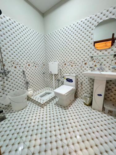 Royal Blue Inn - image 11