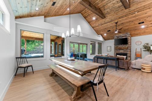 New Ozark Oasis Luxe Cabin Retreat with Hot Tub in Hollister, USA