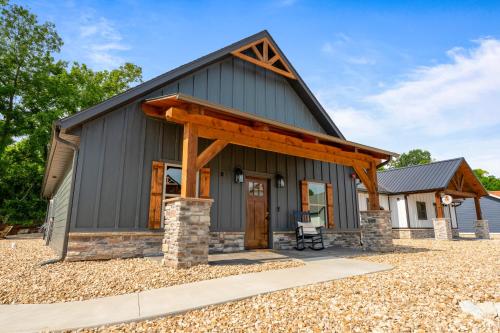 New Ozark Oasis Luxe Cabin Retreat with Hot Tub in Hollister, USA