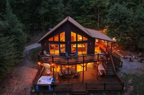 Stunning Morganton Cabin with Hot Tub and Mtn Views! in Morganton, USA