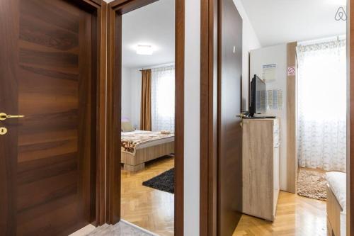 Deluxe Apartment Romana Top Centar with Balcony - image 5