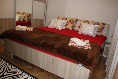Deluxe Apartment Romana Top Centar with Balcony - image 8