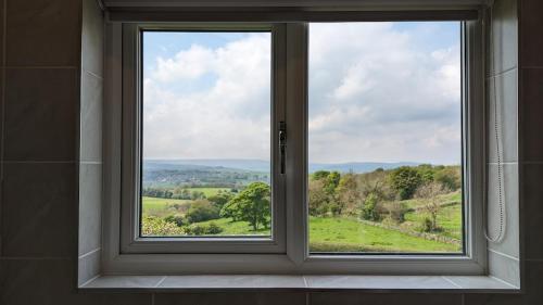 Lane End Cottage Holmfirth - Panoramic Views, Modernised with offroad parking