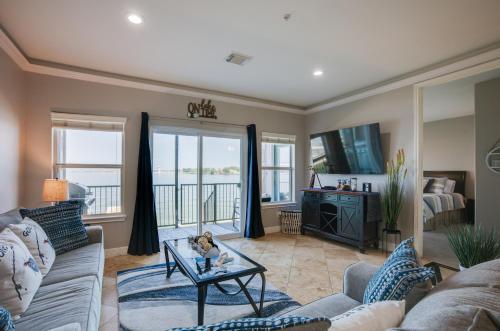 Lake Conroe Waterfront Home Patio and Shared Pool! in 威利斯