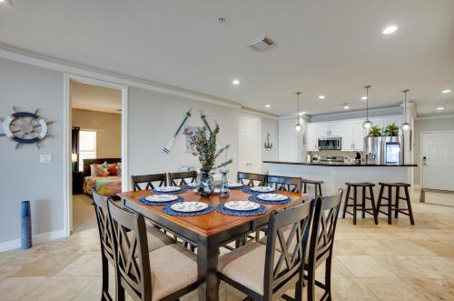 Lake Conroe Waterfront Home Patio and Shared Pool! in 威利斯
