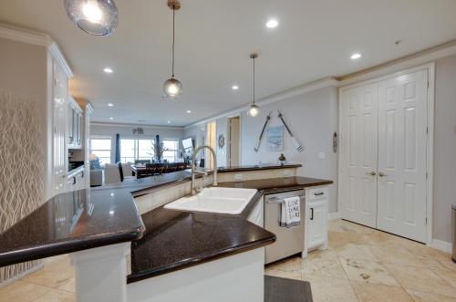 Lake Conroe Waterfront Home Patio and Shared Pool! in 威利斯