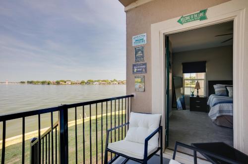 Lake Conroe Waterfront Home Patio and Shared Pool! in 威利斯