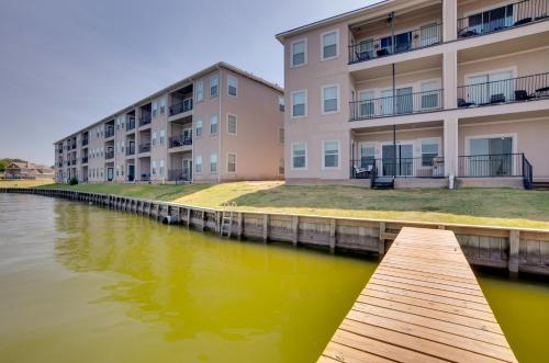 Lake Conroe Waterfront Home Patio and Shared Pool! in 威利斯