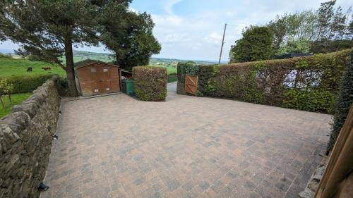 Lane End Cottage Holmfirth - Panoramic Views, Modernised with offroad parking