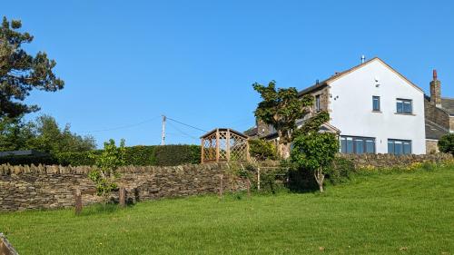 Lane End Cottage Holmfirth - Panoramic Views, Modernised with offroad parking