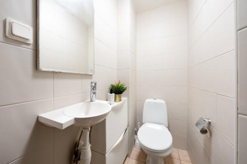 Sleeps 10 City Center Penthouse op US Embassy, Tallinn (photo 3)