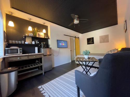 Lovely Spacious Guesthouse in Mills 50 District in Orlando East