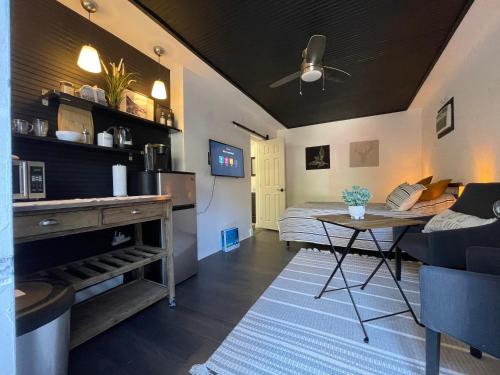 Lovely Spacious Guesthouse in Mills 50 District in Orlando East