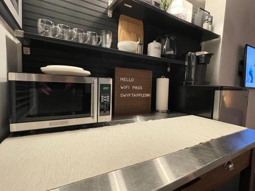 Kitchen, Lovely Spacious Guesthouse in Mills 50 District in Orlando East