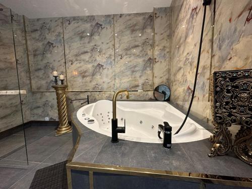 Suite Julius Cesar mit Private Sauna & Whirlpool, Berlín (fotografie 3)