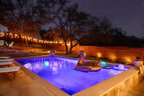 Lux 5BR gem with Heated Pool, SPA, and Outdoor Movie Theater in Austin, USA
