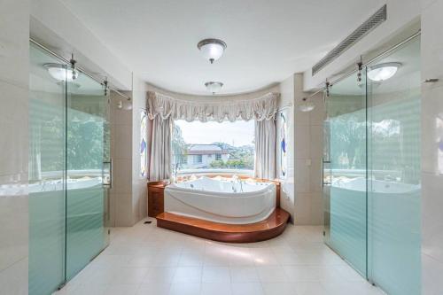 Alberca, jacuzzi, gym, cine, sauna y mucho más! in Jiutepec, Mexico