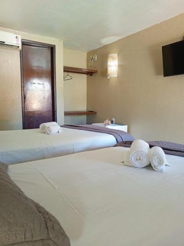 1 double bed, 1 twin bed