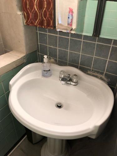 Private 1-bedroom apartment, 15 minutes to New York City in Union City, USA