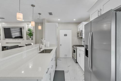 Stunning Modern Home in Tampa with Pool - Just 5 Minutes from Airport! in Tampa, USA