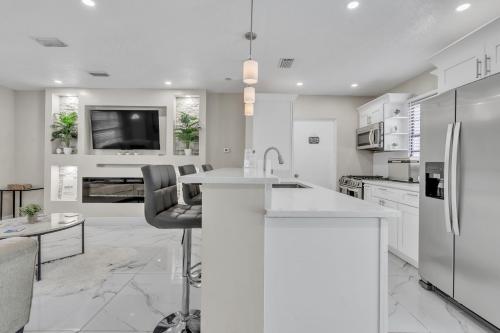 Stunning Modern Home in Tampa with Pool - Just 5 Minutes from Airport! in Tampa, USA