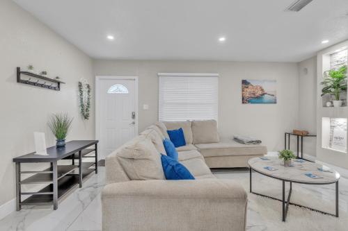 Stunning Modern Home in Tampa with Pool - Just 5 Minutes from Airport! in Tampa, USA