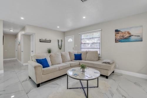 Stunning Modern Home in Tampa with Pool - Just 5 Minutes from Airport! in Tampa, USA