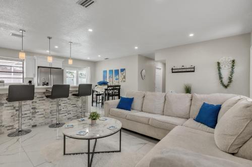 Stunning Modern Home in Tampa with Pool - Just 5 Minutes from Airport! in Tampa, USA