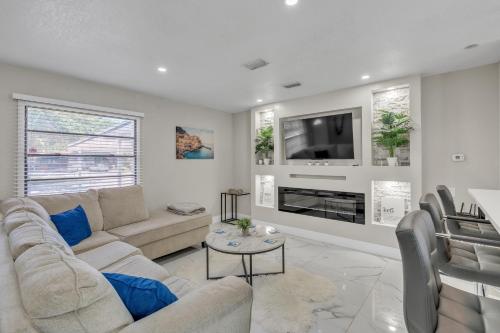 Stunning Modern Home in Tampa with Pool - Just 5 Minutes from Airport! in Tampa, USA