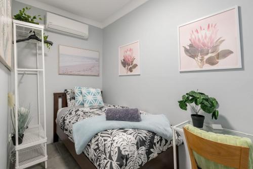 Chic Single Room - AC - Next to Central Station - Nearby CBD USYD UTS Top Viewed Bistros - Shared Bathroom