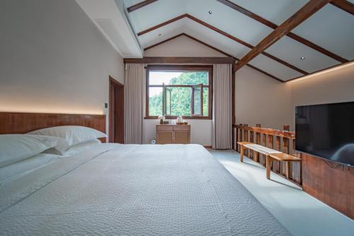 Family Room with Mountain View image 4
