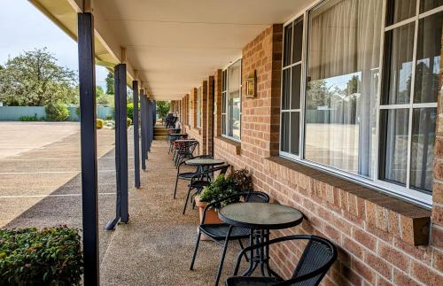 Kert, Highlands Motor Inn in Oberon