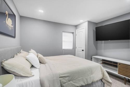 Charming Home Parking, Sleeps 10, Wfh Space in Baltimore, USA