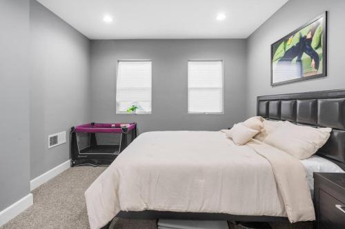 Charming Home Parking, Sleeps 10, Wfh Space in Baltimore, USA