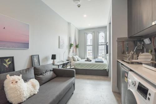 Modern Double Studio Room - AC - 1Mins to Central - Nearby Most Sydney Hotspots