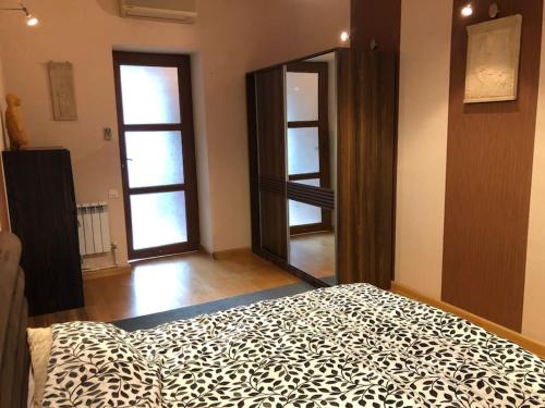 Downtown Delight 2BR Cozy Haven - Tap to explore photos