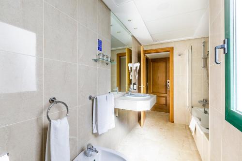 Triple Room (2 Adults + 1 Child) image 5