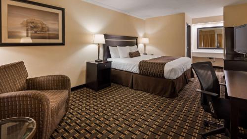 King Room with Roll-in Shower - Disability Access/Non-Smoking