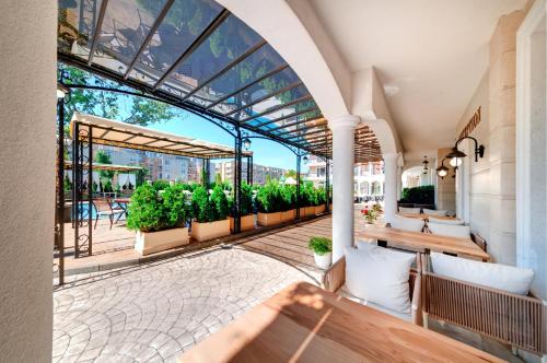 Avenue Deluxe Hotel - image 10