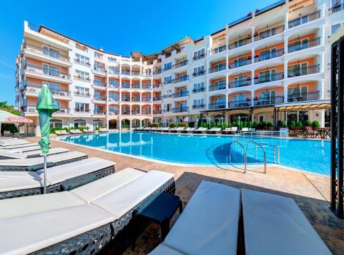 Avenue Deluxe Hotel - image 10