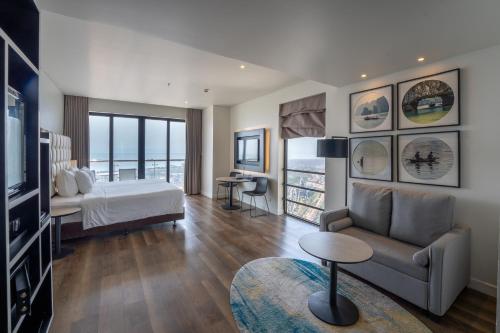 1 King Bed, Premier Room, Non-Smoking