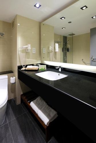 Superior Twin Room (Non-smoking) image 4
