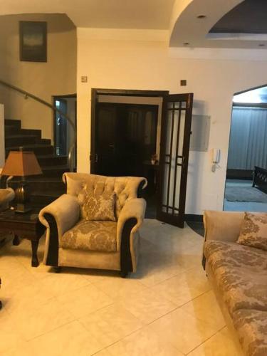 Cheerful Ground 2 beds villa with porch & lawn in ซาฟารีวิลลา