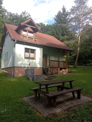 Skats, Chata na samote in Prasice
