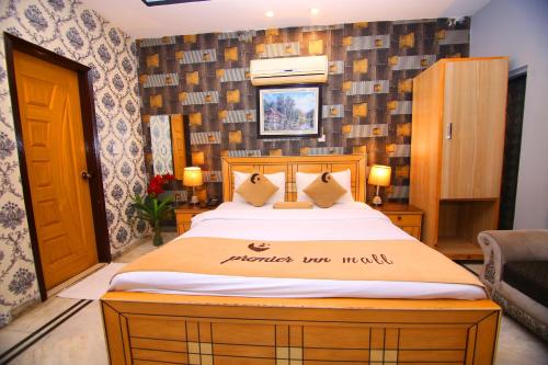 Deluxe Double Room image 2