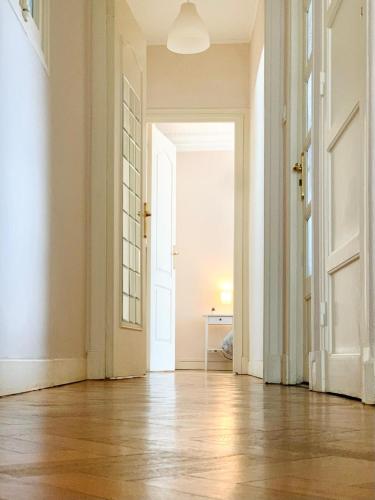 Chic & Spacious Getaway in Nice - 10min to Beach, Nice (photo 3)