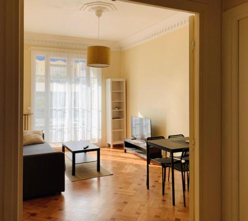 Chic & Spacious Getaway in Nice - 10min to Beach, Nice (photo 2)