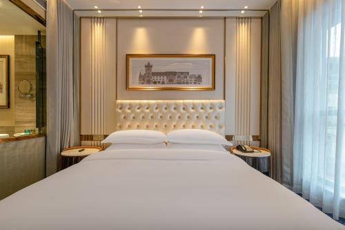 Standard Queen Room image 6