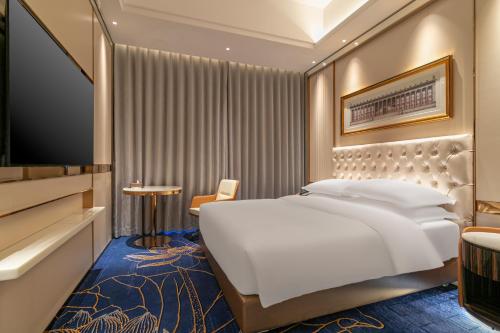 Standard Queen Room image 8