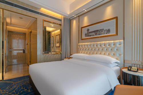 Standard Queen Room image 4